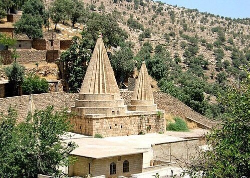 Lalish — die heilige Pilgerstätte der Jesiden mit ihren markanten kegelförmigen Türmen